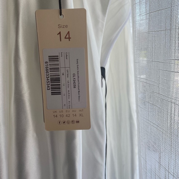 Wedding Dress - Picture 4 of 5